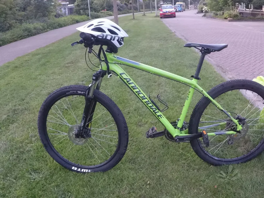 Cannondale Trail mountainbike met helm